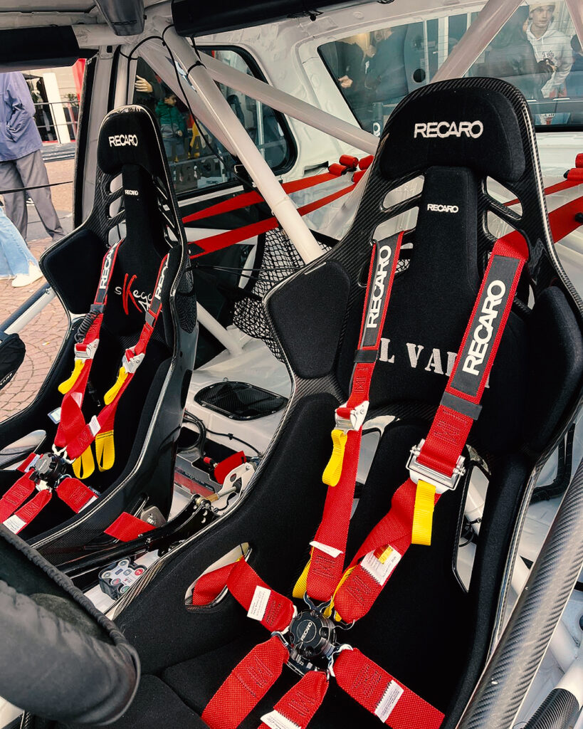 Sedili di auto da racing con marchio Recaro